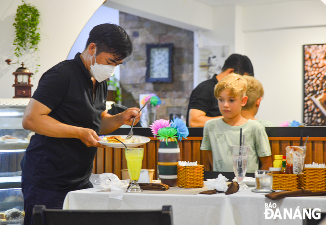 Happy Heart restaurant attracts numerous foreign customers. Photo: XUAN SON