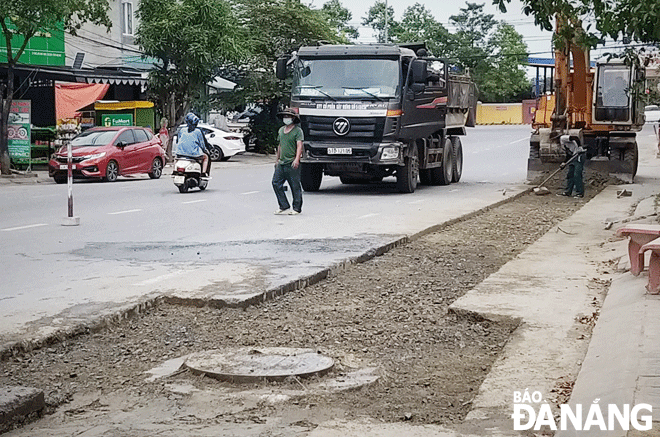 Đơn vị thi công bố trí nhân lực, máy móc hoàn thiện nền để thảm nhựa tuyến đường Bùi Tá Hán. Ảnh: ĐẮC MẠNH