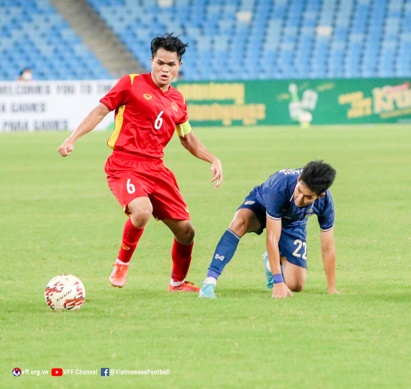 Dụng Quang Nho (trái) là một trong số ít cầu thủ trẻ được ra sân thường xuyên ở V-League. Ảnh: VFF	