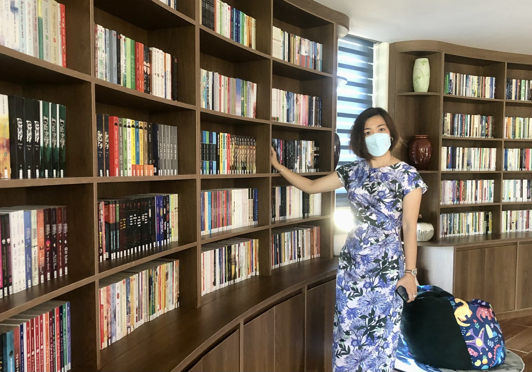 Mrs. Tong Thu Huyen, the operator of the Olive Gallery Danang, introducing the library space.