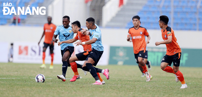 SHB Da Nang (in orange) and Hong Linh Ha Tinh (in blue) have not yet achieved the desired results as both have not tasted victory after their first three matches. Photo: ANH VU