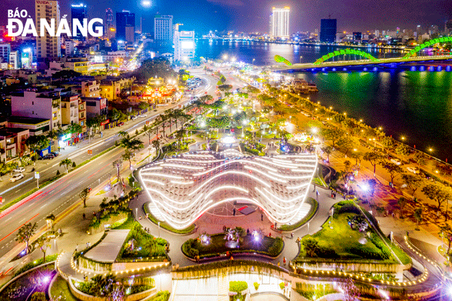 In its efforts to drive the recovery of services and trade, and light up the night-time economy, the Hai Chau District authorities has given top priority to develop such core fields as culture, entertainment, food and shopping services, plus travel services. IN THE PHOTO: The stunning corner view of Hai Chau District at night. Photo: LE HUY TUAN