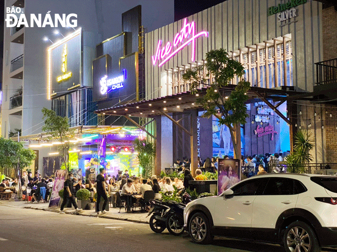 Vibrant tourist spots contribute to promoting the recovery of services and trade in Da Nang. IN THE PHOTO: Tran Van Tru Street located in Hai Chau District has become one of best places in Da Nang to enjoy exciting nightlife. Photo: QUYNH TRANG