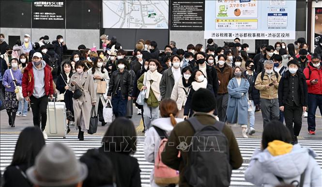 Người dân đeo khẩu trang phòng dịch COVID-19 tại Tokyo, Nhật Bản, ngày 28/2/2022. Ảnh: Kyodo/TTXVN