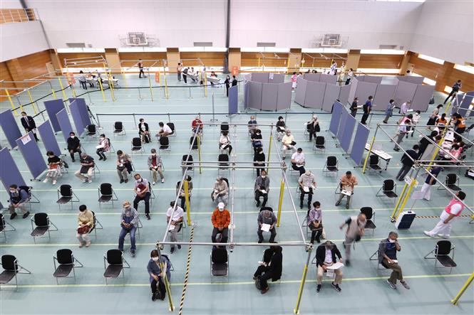 Người dân xếp hàng chờ tiêm vaccine phòng COVID-19 tại tinrh Aichi, Nhật Bản. Ảnh: AFP/ TTXVN