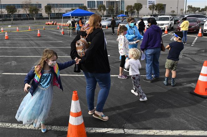 Một điểm xét nghiệm nhanh COVID-19 cho trẻ em tại Long Beach, California, Mỹ. Ảnh: AFP/TTXVN
