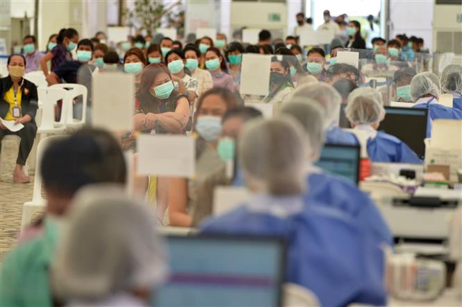 Người dân xếp hàng chờ tiêm vaccine phòng COVID-19 tại Bangkok, Thái Lan, ngày 23/2/2022. Ảnh: THX/ TTXVN