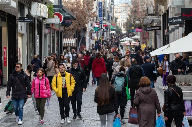 Người dân di chuyển trên đường phố tại Athens, Hy Lạp, ngày 5/3/2022. Ảnh: THX/ TTXVN