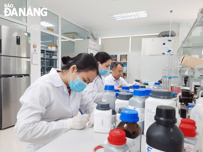 DAWACO has boosted digital transformation in corporate governance. IN THE PHOTO: Technicians process the water sample quality test data and update it to the electronic system. Photo: T.TUNG