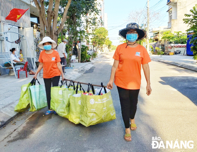 Currently, the movement of waste sorting at source is promoted in many local areas. Women in Khue My Ward, Ngu Hanh Son District collect recyclable trash from households. Photo: HOANG HIEP