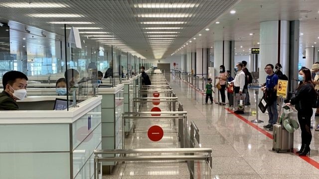 Visitors arrive at passport control at Nội Bài International Airport, Hà Nội. — VNA/VNS Photo