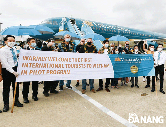 A welcoming ceremony for international visitors was held at the Da Nang International Airport under the city’s pilot scheme in late 2021. Photo: NHAT HA