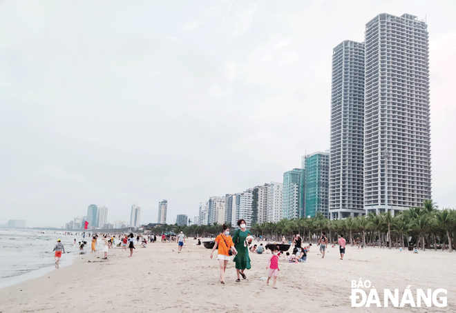 Visitors have fun at the Pham Van Dong Beach in Son Tra District. Photo: NHAT HA