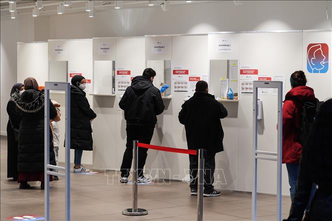 Người dân chờ lấy mẫu xét nghiệm Covid-19 tại Berlin, Đức, ngày 2-2-2022. Ảnh: THX/TTXVN