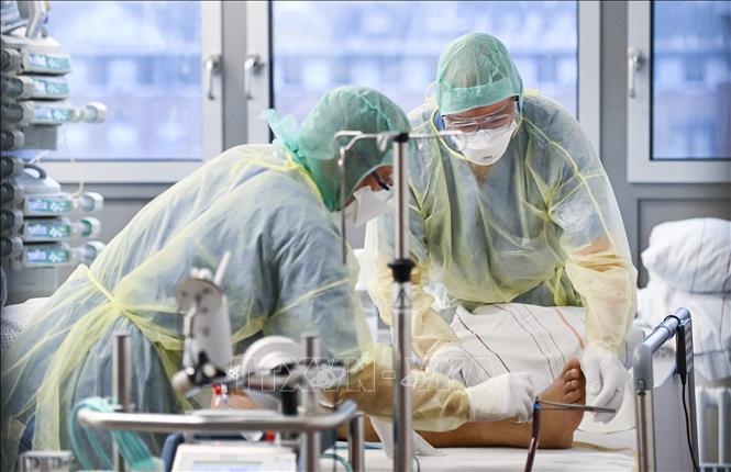 Điều trị cho bệnh nhân nhiễm Covid-19 tại bệnh viện ở Bochum, Đức. Ảnh: AFP/TTXVN