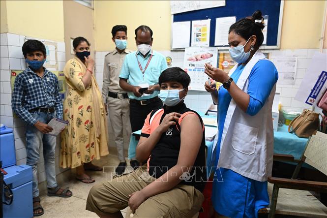 Nhân viên y tế tiêm vaccine phòng Covid-19 cho thiếu niên ở độ tuổi 12-14 tại New Delhi, Ấn Độ, ngày 16-3-2022. Ảnh: AFP/TTXVN