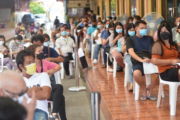 People wait for their turn to get vaccinated against COVID-19 in Bangkok (Illustrative photo: Xinhua/VNA)