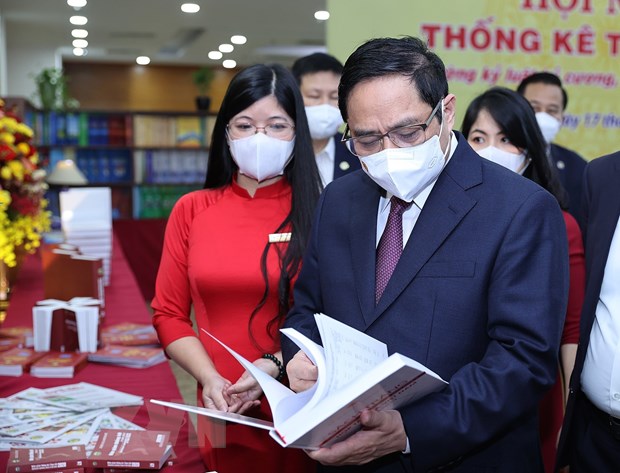 Thủ tướng Phạm Minh Chính tham quan trưng bày, sách, hình ảnh, hiện vật ngành thống kê. (Ảnh: Dương Giang/TTXVN)