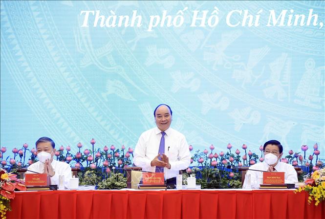 Chủ tịch nước Nguyễn Xuân Phúc chủ trì hội thảo.