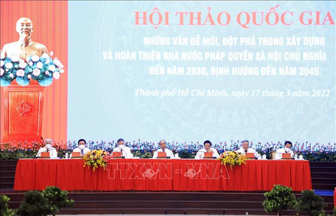Chủ tịch nước Nguyễn Xuân Phúc cùng các đồng chí lãnh đạo chủ trì hội thảo.