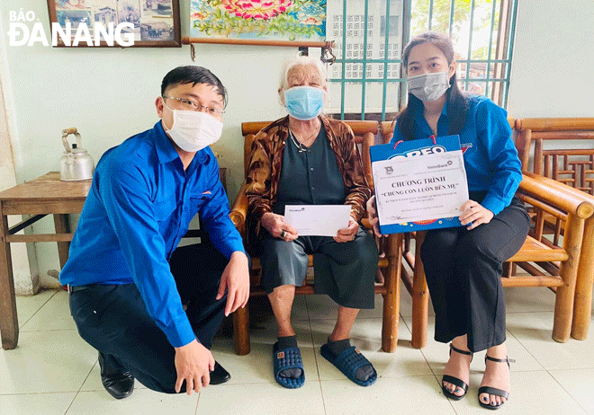 YU members in Hai Chau 1 Ward, Hai Chau District, visited and gave gifts to people with revolutionary merits in the locality. Photo: TS