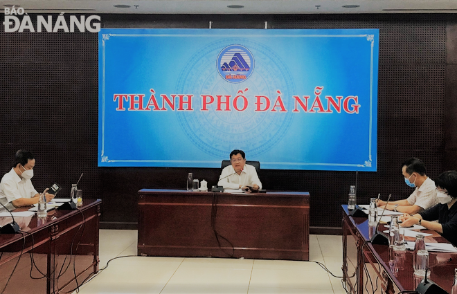 Da Nang People's Committee Vice Chairman Tran Phuoc Son delivers a speech at the meeting, February 17, 2022. Photo: MAI QUE.