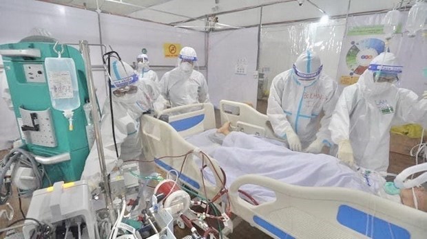 Bác sỹ chăm sóc bệnh nhân Covid-19 tại Bệnh viện dã chiến điều trị bệnh nhân Covid-19 đa tầng ở quận Tân Bình, TP.HCM. (Ảnh: TTXVN phát)