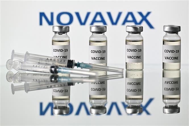 Hình ảnh mô phỏng vaccine phòng COVID-19 và logo của Công ty công nghệ sinh học Mỹ Novavax, ngày 17/11/2020. Ảnh: AFP/TTXVN