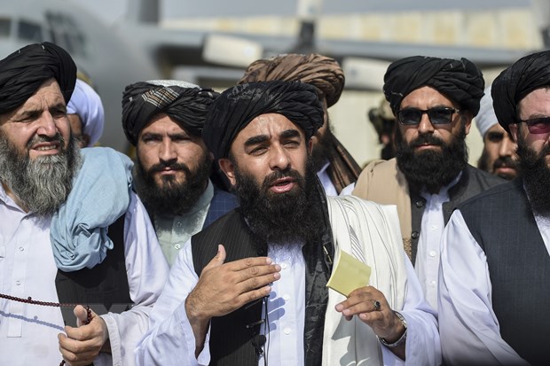 Người phát ngôn của lực lượng Taliban Zabihullah Mujahid (giữa) phát biểu tại sân bay Kabul, Afghanistan, ngày 31/8/2021. (Ảnh: AFP/TTXVN)