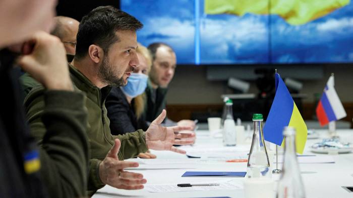 Tổng thống Ukraine Volodymyr Zelensky trong cuộc họp ngày 15-3 tại thủ đô Kiev với lãnh đạo các nước Ba Lan, Cộng hòa Czech và Slovenia. Ảnh: AFP