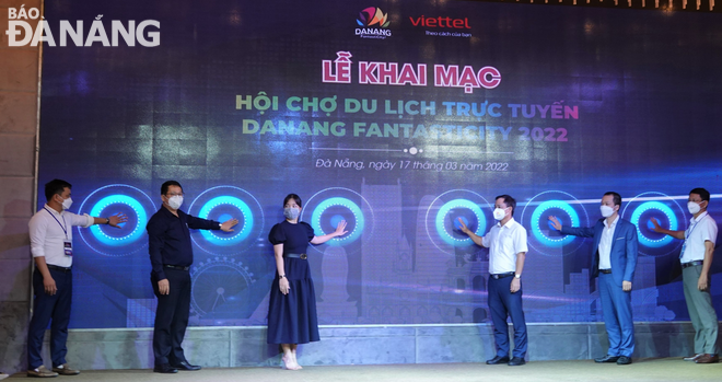 Delegates press the buttons to kick-start the Danang FantastiCity Online Travel Mart 2022. Photo: M.QUE