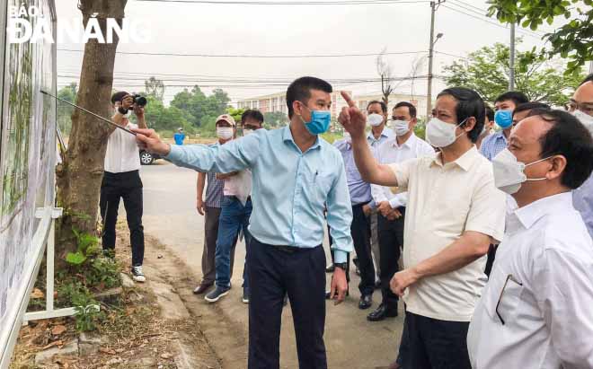 Minister of Education and Training Nguyen Kim Son (2nd, right) inspects the progress of the Da Nang University Village project. Photo: NGOC HA