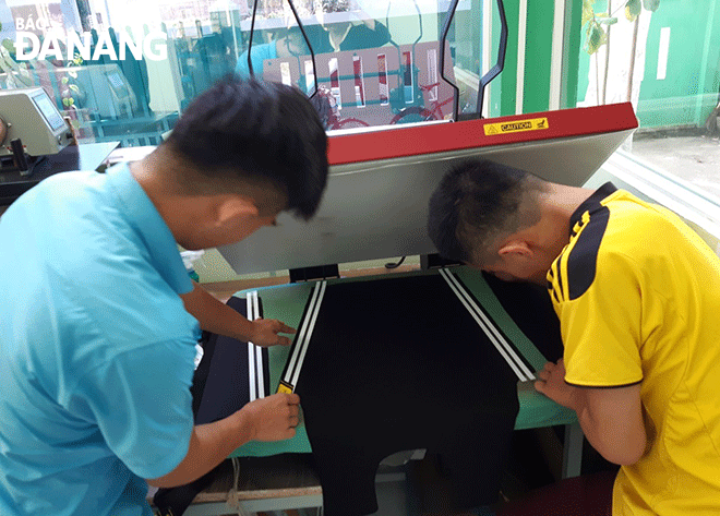 Some disabled people are working at an industrial sewing facility under the Da Nang Association for Supporting Orphans and the Disabled. (Photo courtesy by the facility)