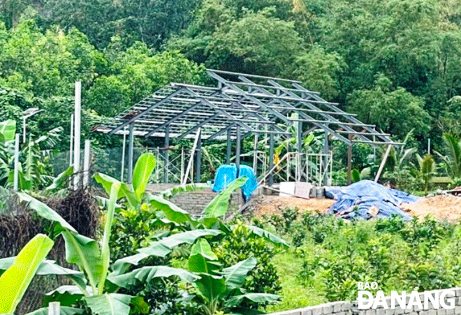 Một nhà kho lắp ghép trên đất nông nghiệp vượt quá diện tích cho phép tại thôn Nam Mỹ, xã Hòa Bắc (huyện Hòa Vang) được lực lượng chức năng phát hiện và xử lý kịp thời. Ảnh: HOÀNG HIỆP