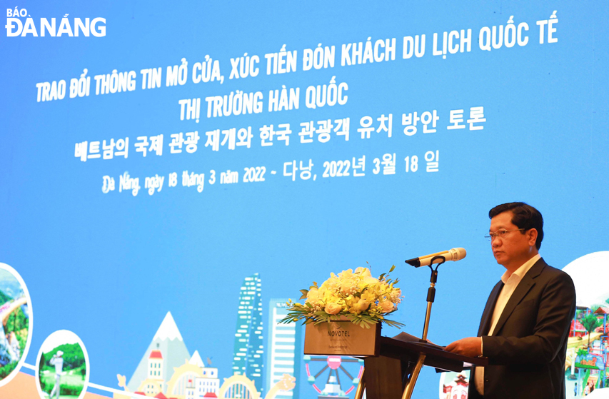 Da Nang People's Committee Vice Chairman Tran Phuoc Son addresses a meeting on seeking ways to tempt visitors from the Republic of Korea (RoK) back to Da Nang, March 18, 2022. Photo: THU HA