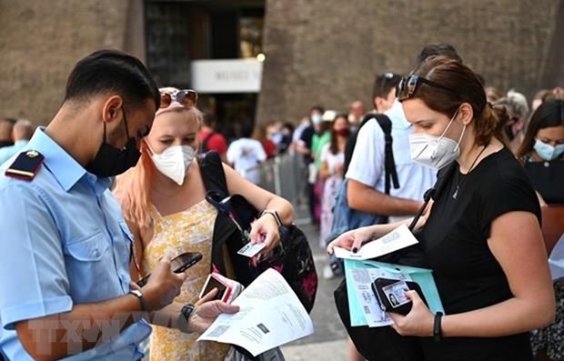 No COVID-19 testing and mandatory quarantine are required for air travelers after their arrival. (Photo: VNA)