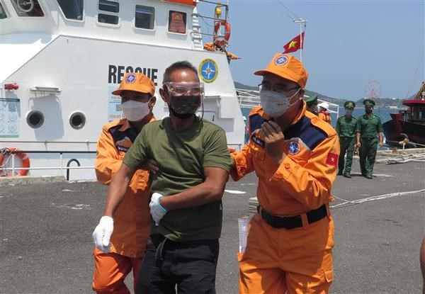 Orlanda Ubana, 57, who suffered serious stomach pain and vomiting while working on Panagia Force ship en route Quang Ninh province’s Cai Lan port from Singapore, was brought to shore for medical treatment. (Photo: VNA)