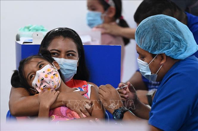 Nhân viên y tế tiêm vaccine ngừa COVID-19 cho người dân tại San Salvador, El Salvador. Ảnh: AFP/TTXVN