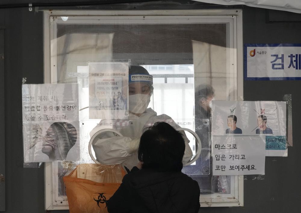 Nhân viên y tế lấy mẫu xét nghiệm COVID-19 tại Seoul, Hàn Quốc ngày 15/3. Ảnh: AP
