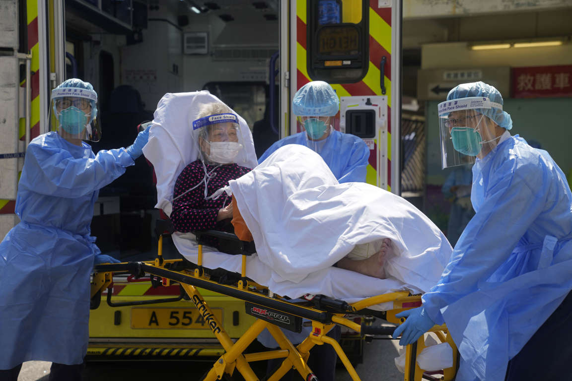 Nhân viên y tế vận chuyển một bệnh nhân từ xe cấp cứu tại bệnh viện ở Hong Hong (Trung Quốc) ngày 4/3. Ảnh: AP