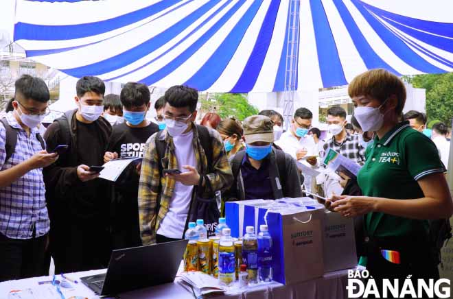 Students of the Da Nang University of Science and Technology join the DUT JOB FAIR 2022. Photo: NGOC HA