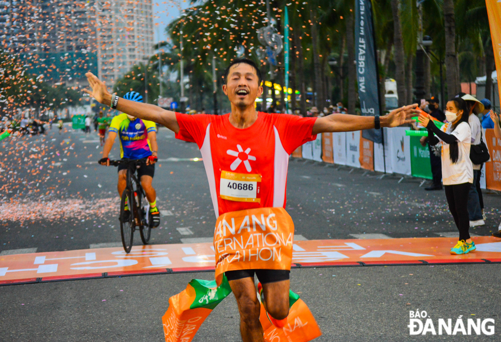 Mr. Bui Van Dat from Ben Tre Province excellently finishes the over 42.1km marathon race. He said he had practiced for more than three years to prepare for the tournament.