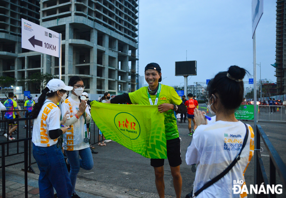  The Hue Runners athlete excitedly receives a medal after completing the lap.