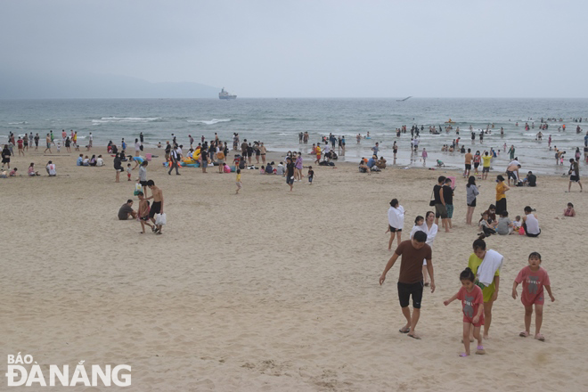 Bãi biển Mỹ Khê đang dần đông người đến tắm biển.