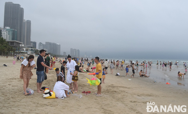 Tại bãi biển Mỹ Khê có khá nhiều du khách trong nước đến Đà Nẵng tham quan và tắm biển.