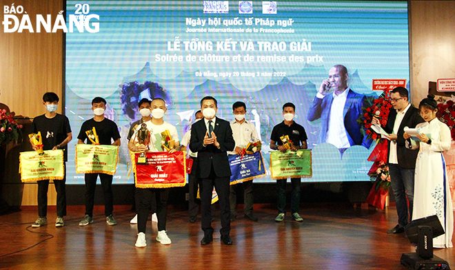 Chairman of the Da Nang Union of Friendship Organisations Nguyen Ngoc Binh (front row, right) presenting the first prize of the Francophone football tournament to the University of Science and Technology, the University of Da Nang. Photo: Xuan Dung  