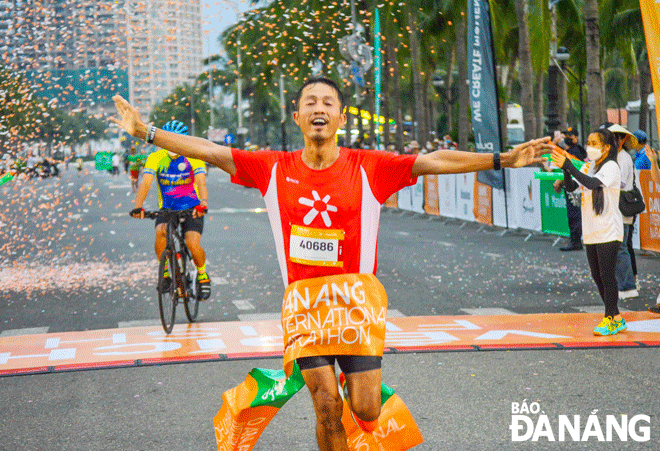 Athlete Bui Van Da from the Mekong Delta province of Ben Tre is the champion of the 42km race. Photo: TRUONG KY