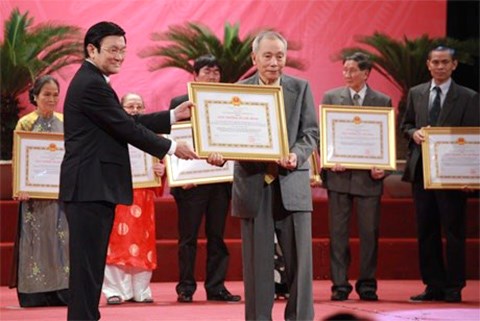 Nhà biên kịch Hoàng Tích Chỉ nhận Giải thưởng Hồ Chí Minh về văn học nghệ thuật năm 2012 (Ảnh: TTXVN)