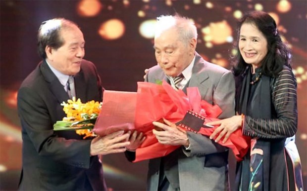 Nhà biên kịch Hoàng Tích Chỉ được vinh danh tại lễ trao giải thưởng Cánh Diều Vàng năm 2015. (Ảnh: Ngọc Thắng/TTVH-TTXVN)