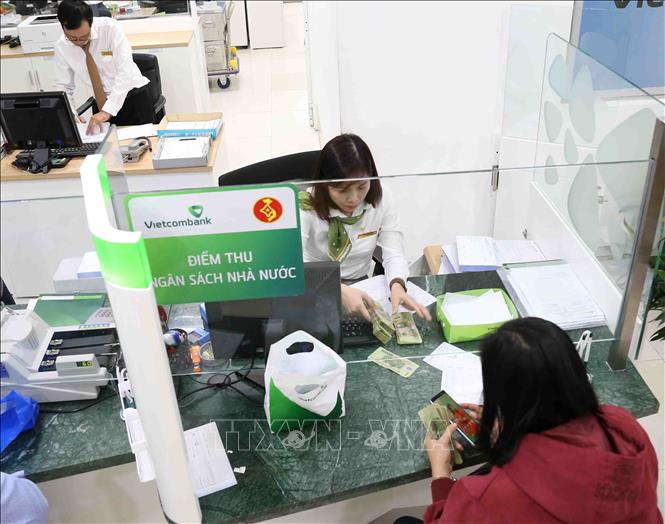 Người dân nộp thuế tại điểm thu Ngân hàng Vietcombank chi nhánh TP Cần Thơ. Ảnh minh họa: Vũ Sinh/TTXVN